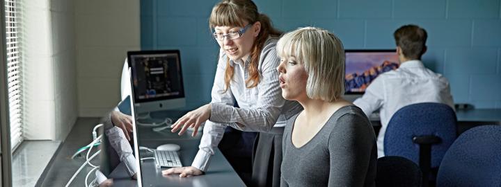 Student and im体育 at a computer